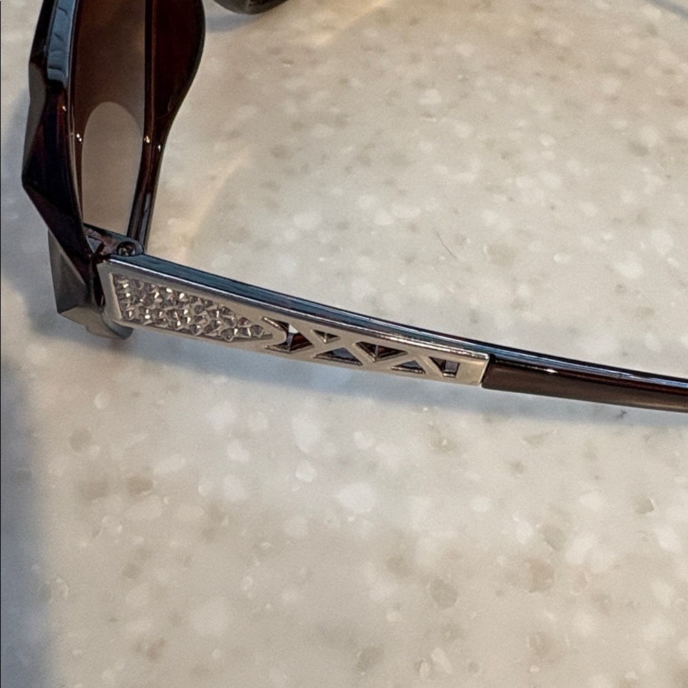Chic Sunglasses - Picture 5 of 6
